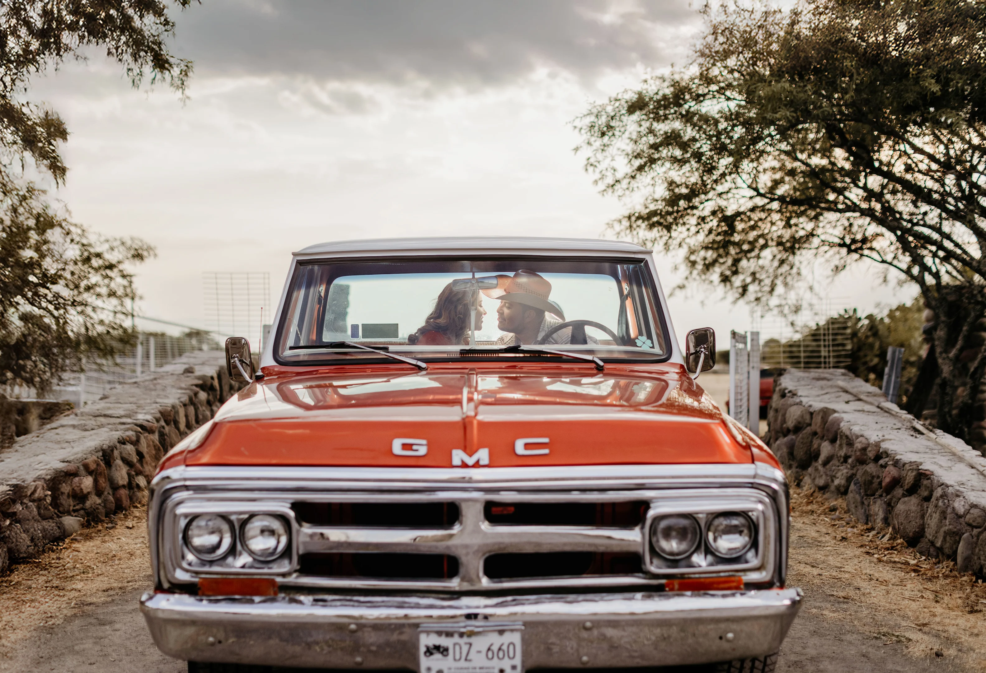 Foto 3 de Ceci y Junny caminando con su perro