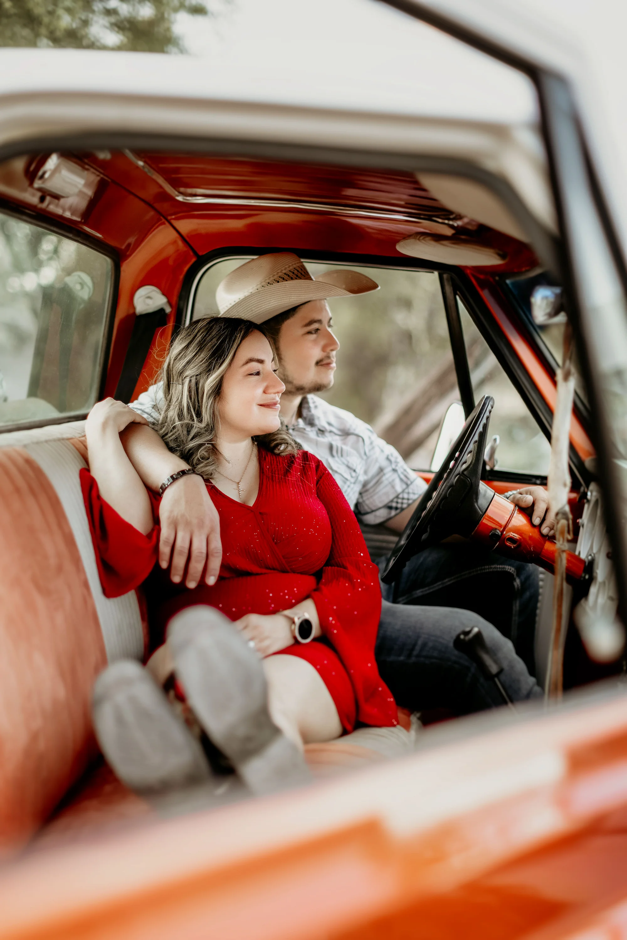 Foto 1 de Ceci y Junny en un auto clásico